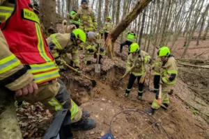 Wachtberg fire department frees dog from Fuchsbau