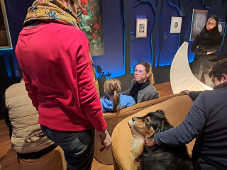 Illustration of the article: In this Allier museum, an Australian Shepherd helps children with disabilities discover art (video)