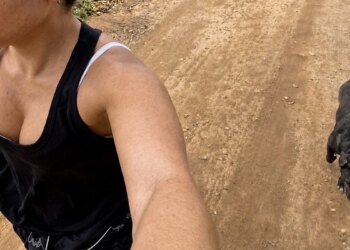 A veterinarian goes jogging again with a puppy and his mother who she thinks are strays, but they have a family (video)