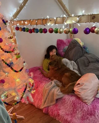 Illustration of the article: Complicity with her 3-year-old Golden Retriever helps this 11-year-old girl cope with diabetes